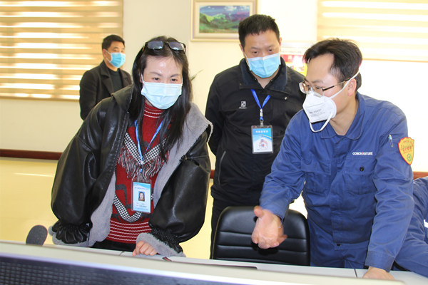 1582763708375278.jpg 中控室查看焚燒數據.jpg