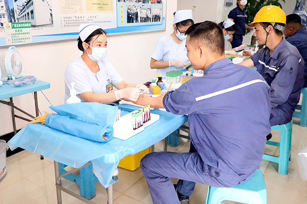 1626940760560563.jpg 員工自覺有序的排隊(duì)進(jìn)行各項(xiàng)體檢.jpg