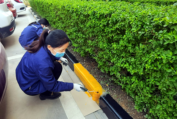 1641257674474846.jpg 路沿石刷漆.jpg